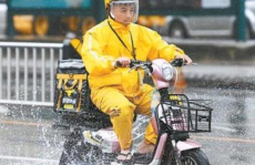 外卖小哥被车吓倒,瞬间化身“救援侠”